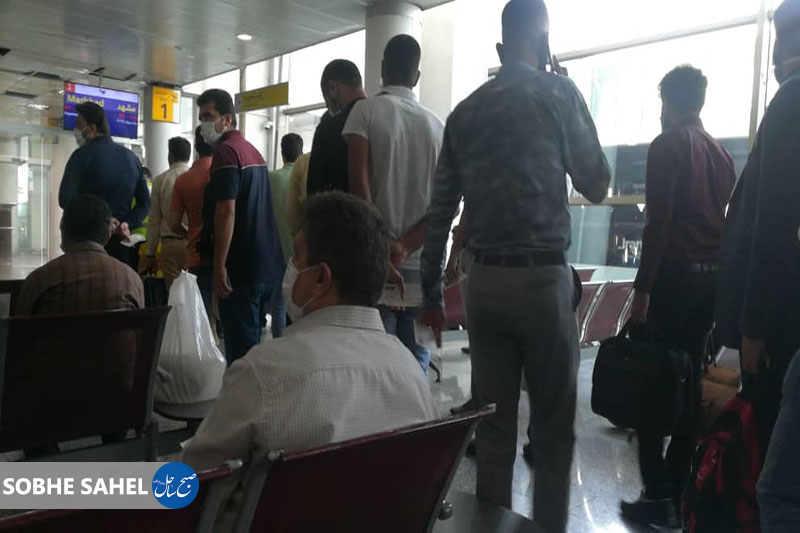 ازدحام مردم و عدم رعایت پروتکل های بهداشتی در سالن انتظار فرودگاه با وجود وضعیت قرمز استان هرمزگان