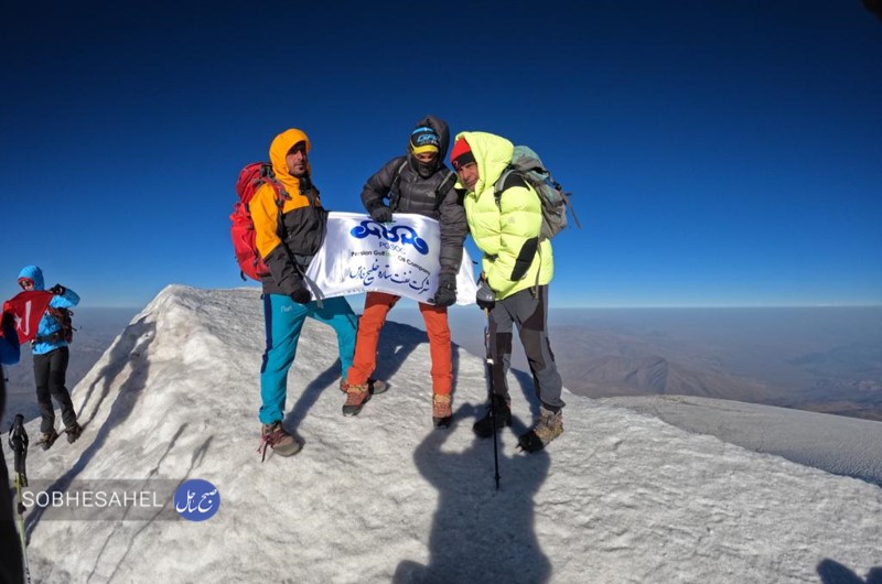 سه کوهنورد پالایشگاه نفت ستاره بر فراز قله آرارات ترکیه ایستادند 