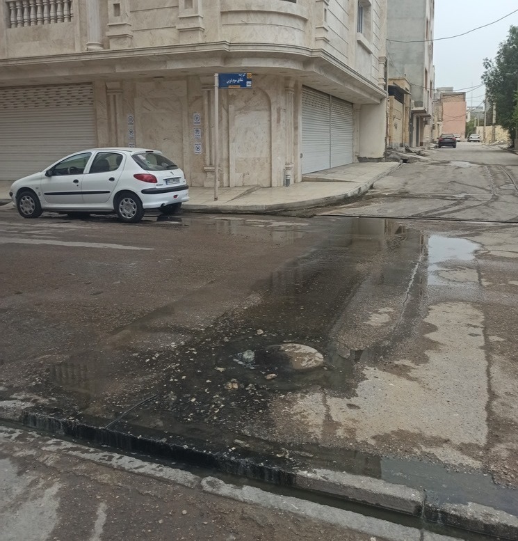 قابل توجه اداره آب و فاضلاب شهرستان بندرعباس/ ترکیدگی لوله فاضلاب موجب جاری شدن آب و بوی تعفن شده است