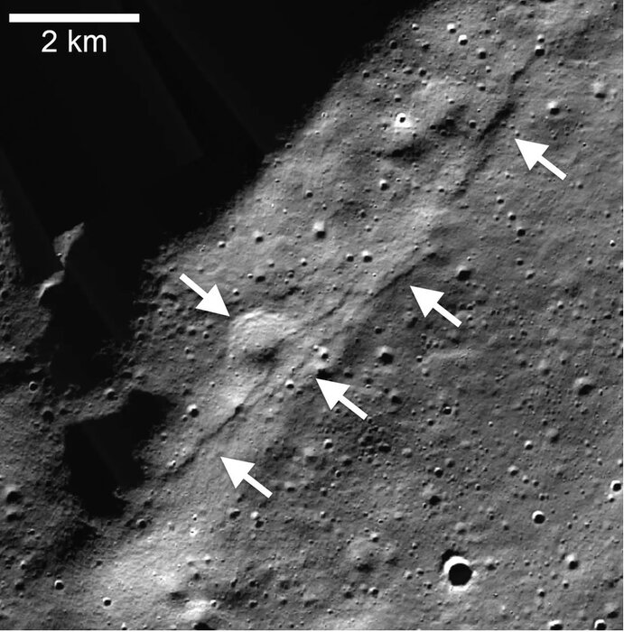  تصویر منطقه‌ای در نزدیکی قطب جنوب ماه تهیه شده با دوربین مدارگرد شناسایی ماه LROC