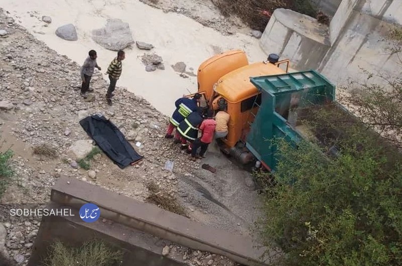 فوت راننده کامیون در پی انحراف از جاده زیر پل روستای دزک